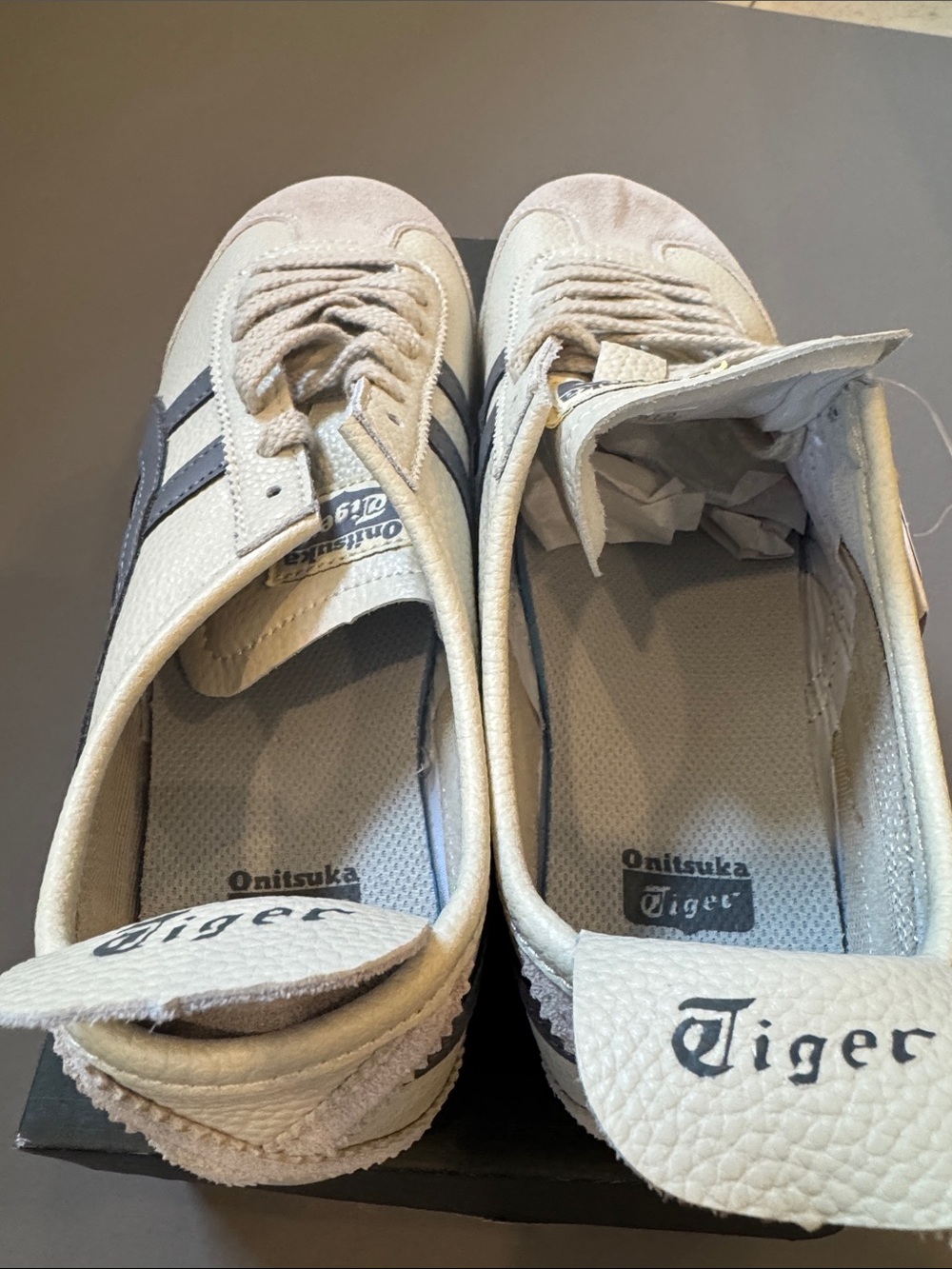 Classic Low-Profile Men's Sneaker in Off-White and Gray - Picture 3 of 4